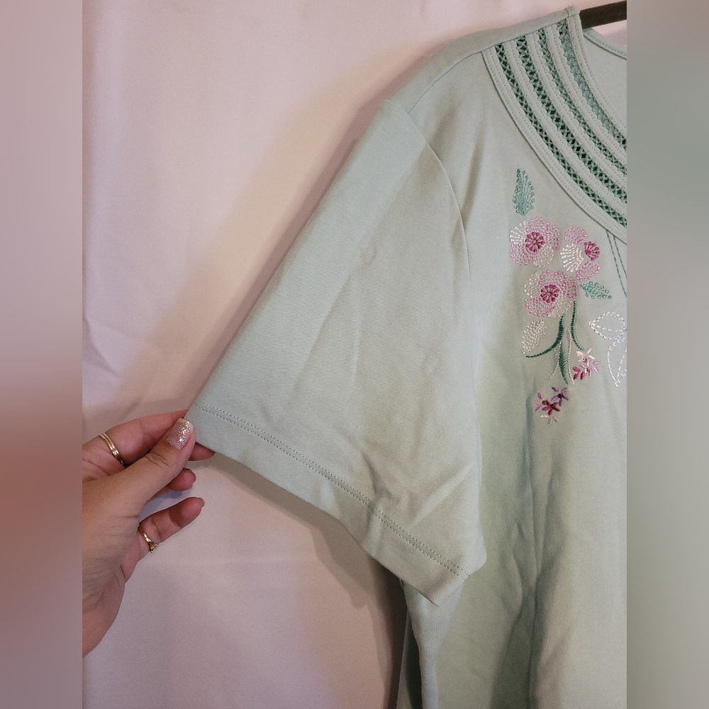 Alfred Dunner mint green short sleeved shirt with pretty purple flowers size xl - Picture 3 of 7